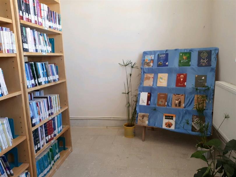 نمایش کتاب دهه کرامت