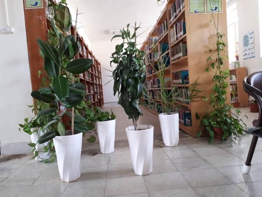 اهداء گل و گلدان مسئول کتابخانه جهت شاداب سازی فضای کتابخانه